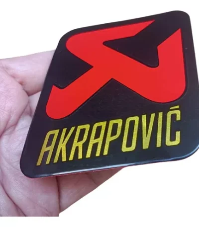 Emblema Adesivo Akrapovic Decorativo Capacetes Motos 9x7cm