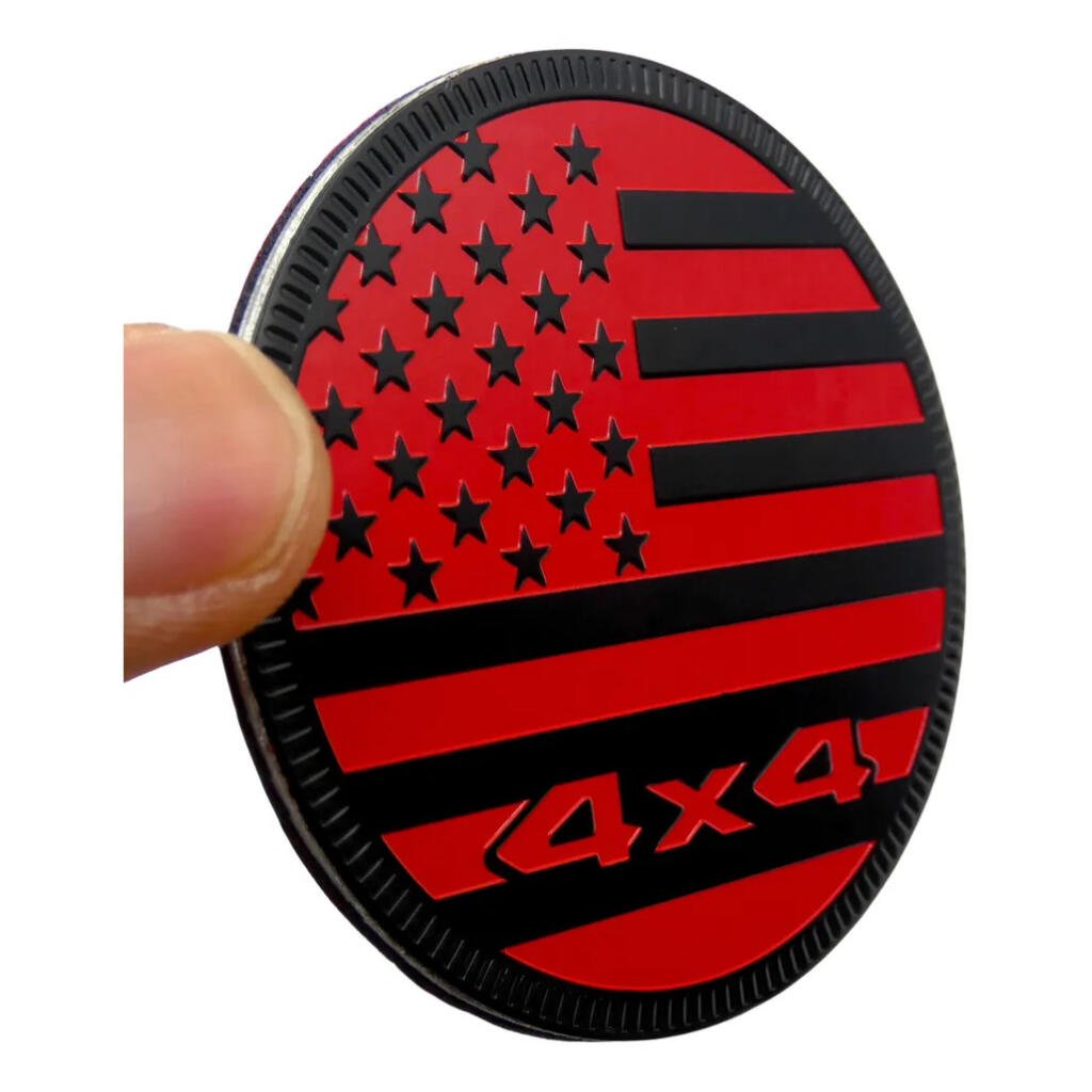 Emblema Adesivo Bandeira Usa 4x4 Metal Reforçado 6x6cm Off R Vermelho Com Detalhes Em Preto